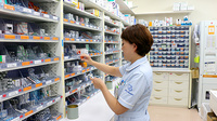 大賀薬局　愛宕店の作業風景