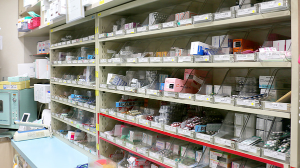 大賀薬局　姪の浜店の薬棚