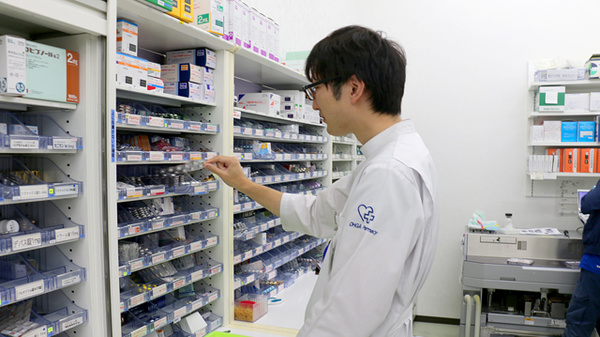 大賀薬局　太宰府病院前店の作業風景