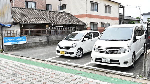 大賀薬局　姪の浜4丁目店の駐車場