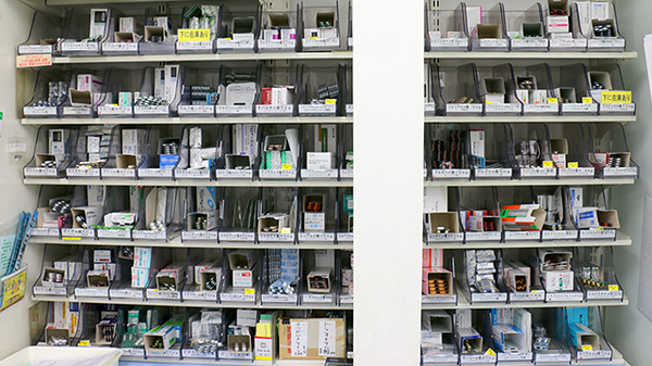 大賀薬局　姪の浜4丁目店の薬棚