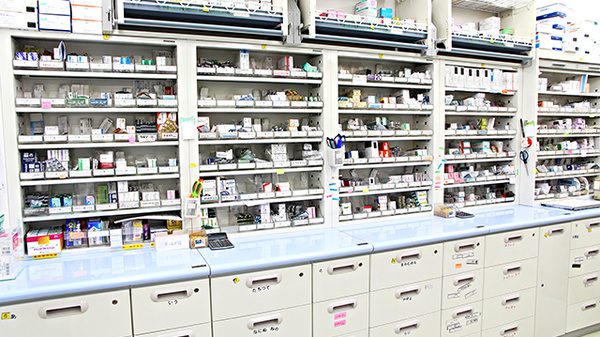 大賀薬局　福大筑紫病院前店の薬棚