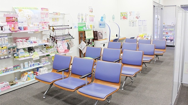 大賀薬局　二日市メディカルタウン店の待合スペース
