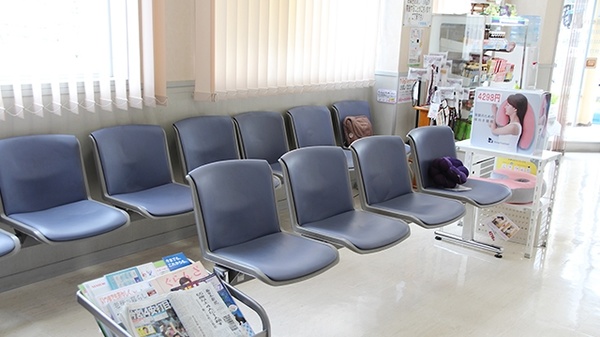 大賀薬局　前原浦志店の待合スペース