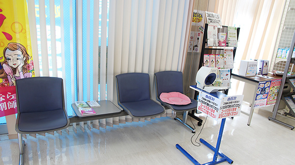 大賀薬局　前原浦志店の待合スペース