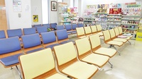 大賀薬局　二日市湯町店の待合スペース