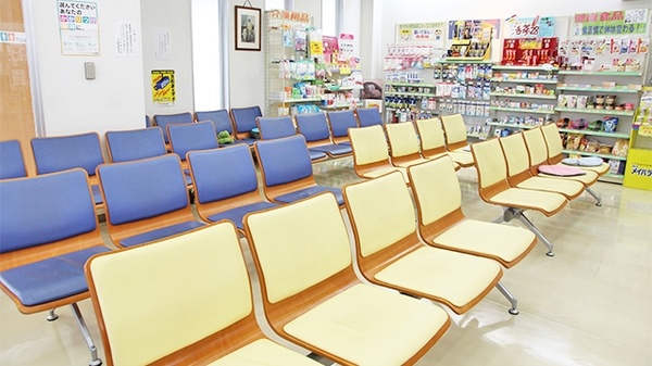 大賀薬局　二日市湯町店の待合スペース
