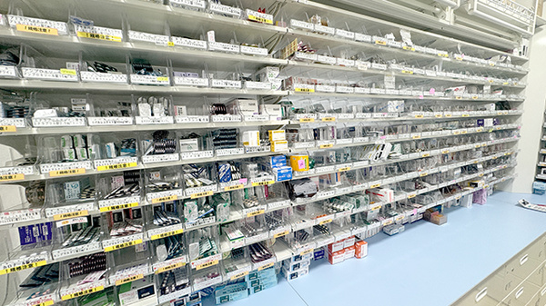 大賀薬局　市立病院前店の薬棚