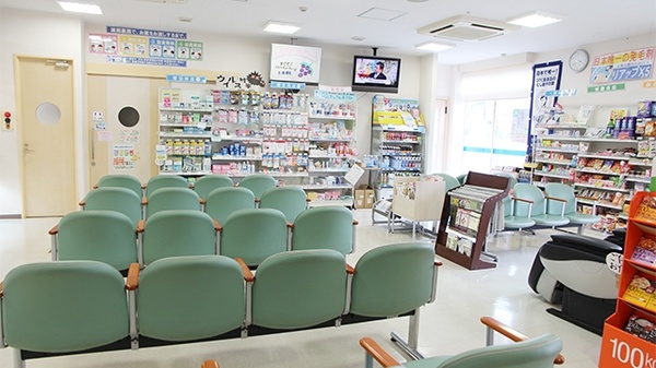 大賀薬局　国分店の待合スペース