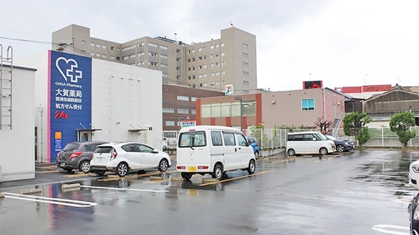 大賀薬局　徳洲会病院前店の駐車場