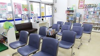大賀薬局　西新店の待合スペース