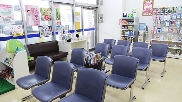 大賀薬局　西新店の待合スペース