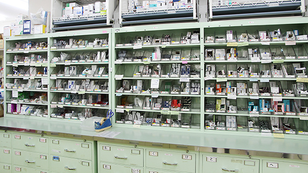 大賀薬局　西新店の薬棚