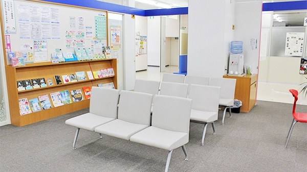 大賀薬局　飯塚あいタウン店の待合スペース