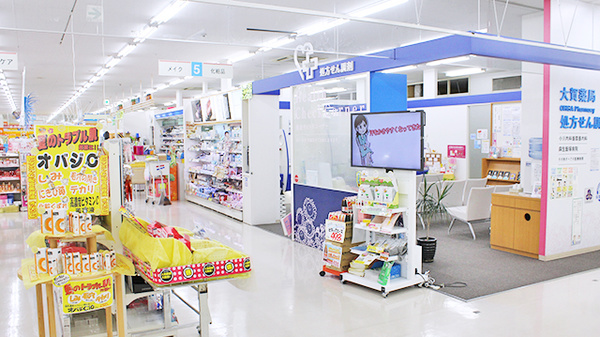 大賀薬局　飯塚あいタウン店の待合スペース