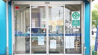 大賀薬局　老司調剤店の入口