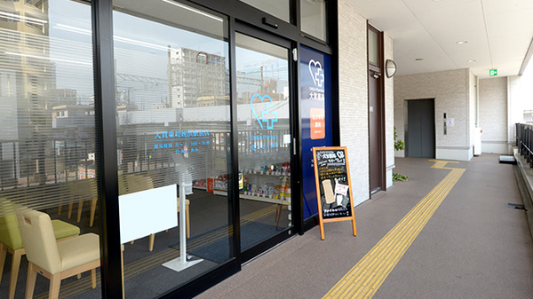 大賀薬局　姪浜駅前店の入口