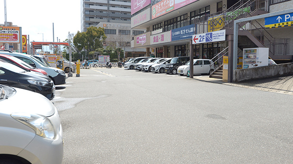 大賀薬局　姪浜駅前店の駐車場