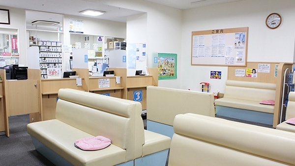 大賀薬局　薬院大通り店の待合スペース