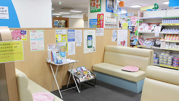 大賀薬局　薬院大通り店の待合スペース