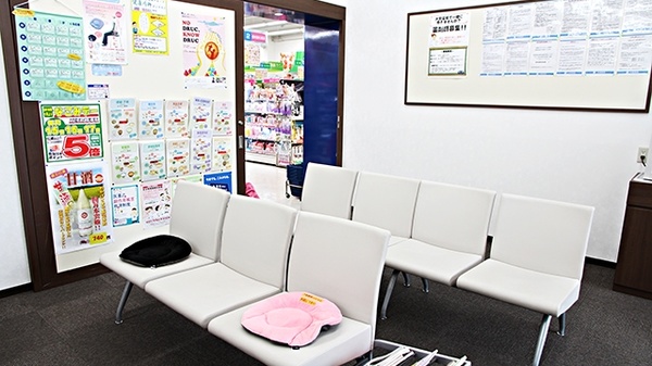 大賀薬局　長尾店の待合スペース