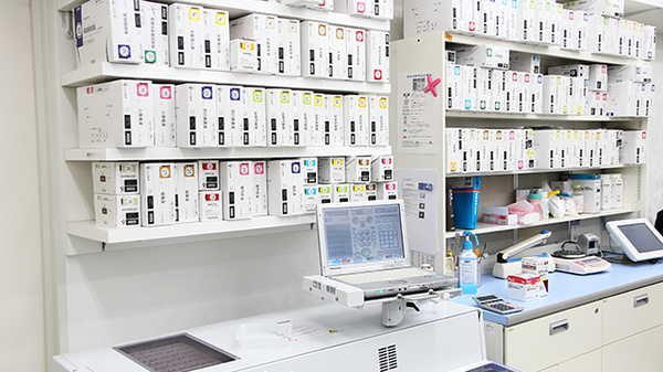 大賀薬局　長尾店の薬棚