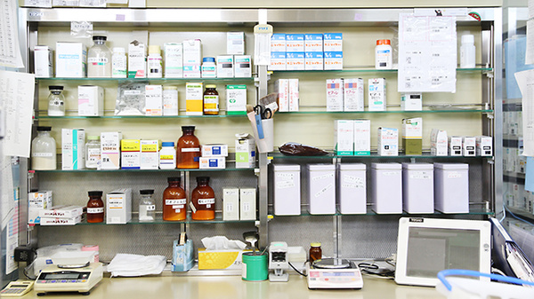 大賀薬局　野芥調剤店の薬棚