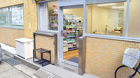 塩釜調剤薬局の入口