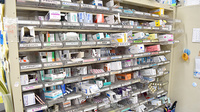塩釜調剤薬局の薬棚