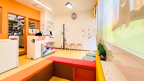 ノムラ薬局桜店の待合スペース