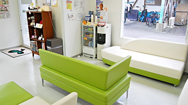 ミント薬局　新田店の待合スペース