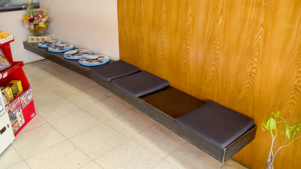 スズカ調剤薬局の待合スペース