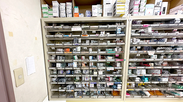 岸岡調剤薬局の薬棚