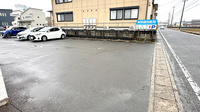 岸岡調剤薬局の駐車場