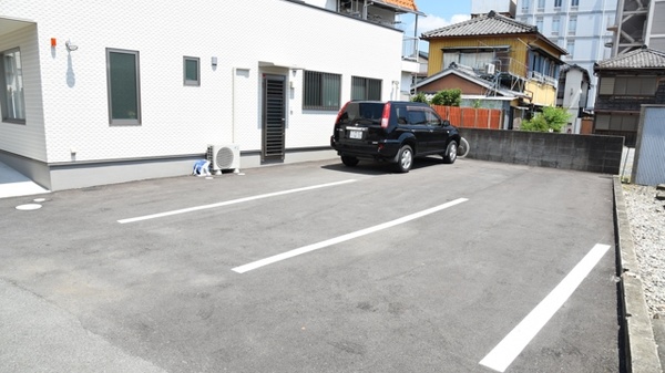 いせ本町薬局の駐車場