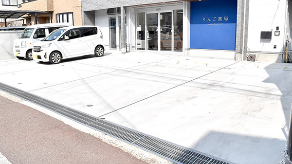 りんご薬局の駐車場