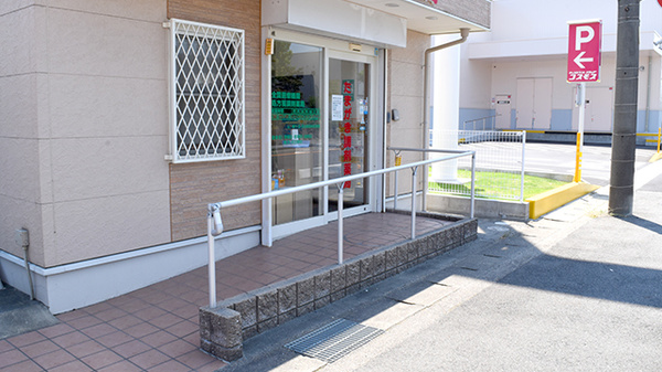 たまがき調剤薬局の入口
