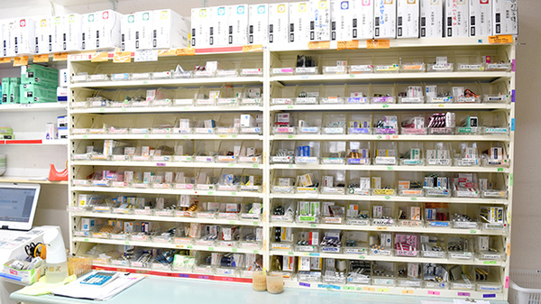 たまがき調剤薬局の薬棚