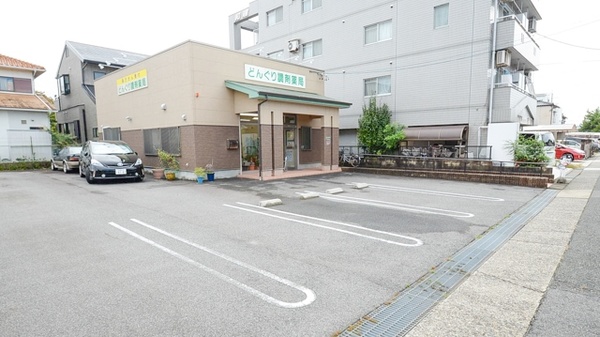 どんぐり調剤薬局の駐車場