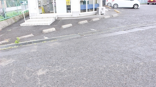 南せのうえ薬局の駐車場