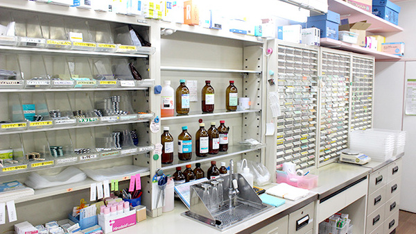 コスモ調剤薬局の薬棚