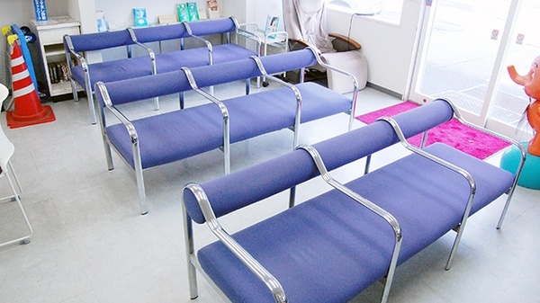 コスモ調剤薬局　熱海店の待合スペース