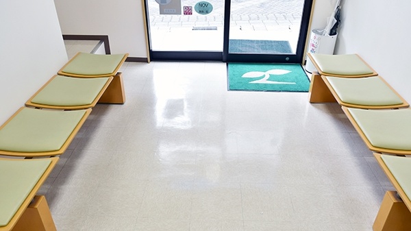 ミント薬局　西条中央店の待合スペース