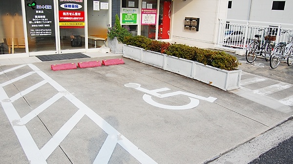 ミント薬局　西原店の駐車場