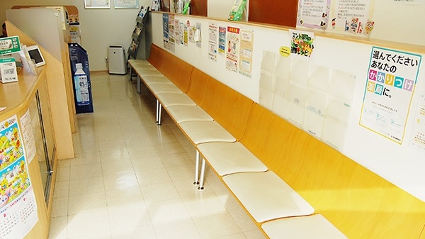 ミント薬局　西原店の待合スペース