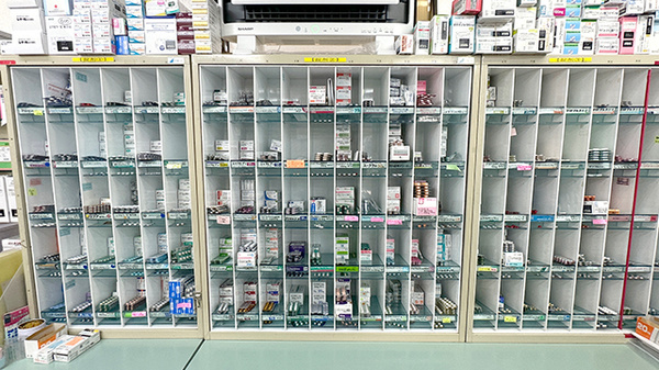 あすか薬局元町店の薬棚