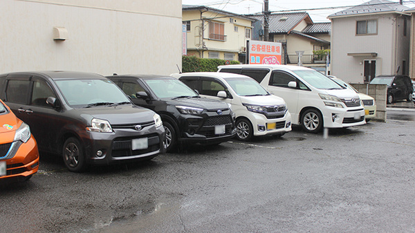 スカイ薬局の駐車場