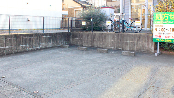 松葉薬局の駐車場
