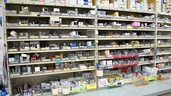 スギ薬局　所沢北原店の薬棚