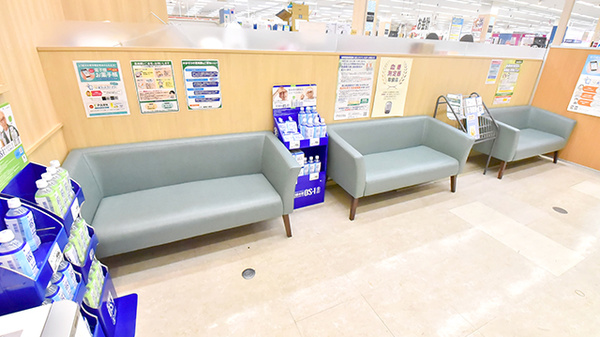 イオン薬局　入間店の待合スペース